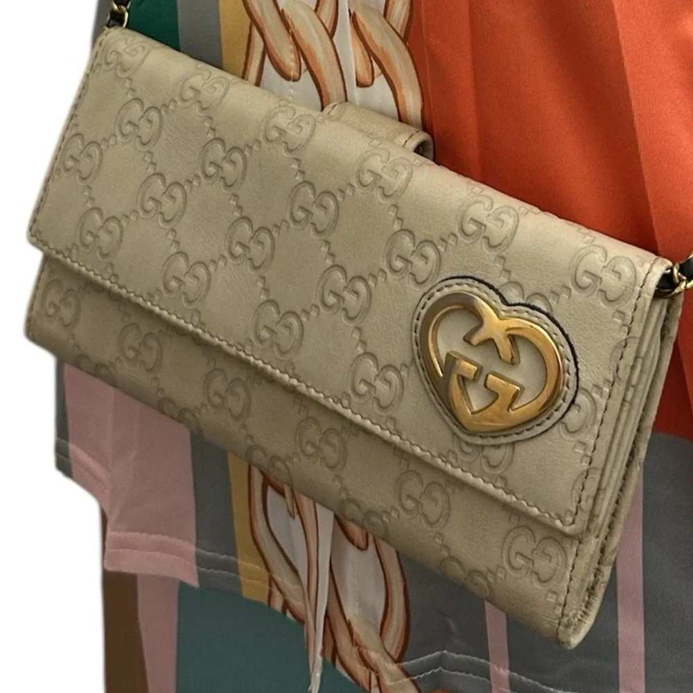 Gucci Cream Embossed GG Leather Wallet with Gold Heart Logo - Picture 3 of 4